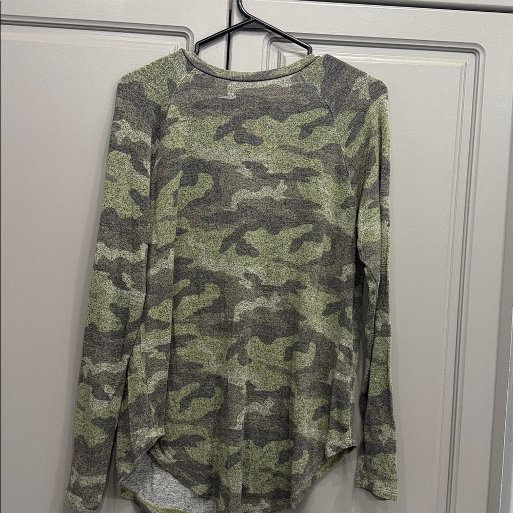 American Eagle Outfitters Green Camo Long Sleeve Tee - Picture 3 of 7